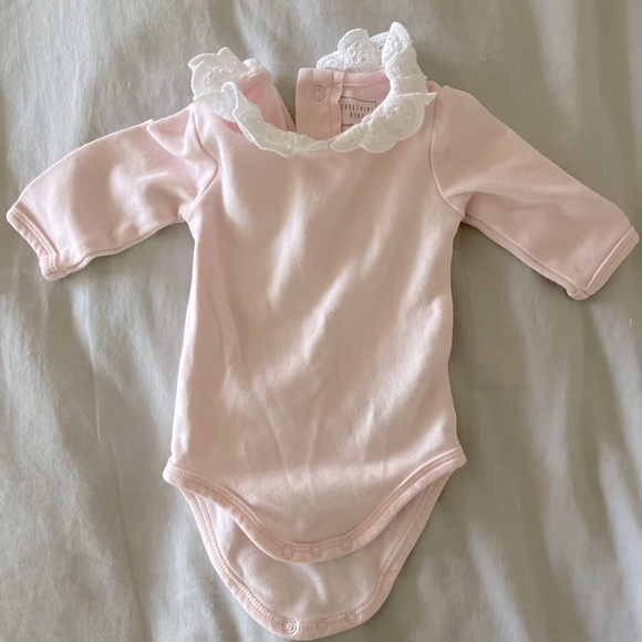Carrement Beau pink baby bodysuit with white ruffle. Size 1 month (54 cm) - Picture 1 of 2